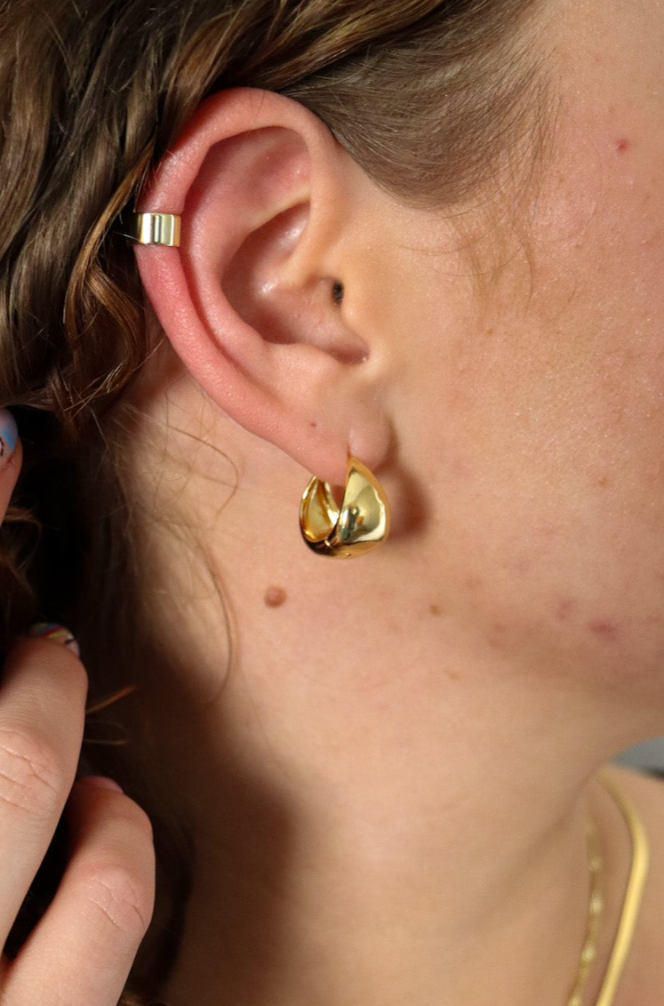 dewdrop huggies - earring